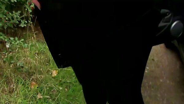 Perempuan murahan hitam rampasan kerinting menghisap kedua-dua ayam jantan gelap dan putih secara gila (MMF) video lucah cikgu melayu
